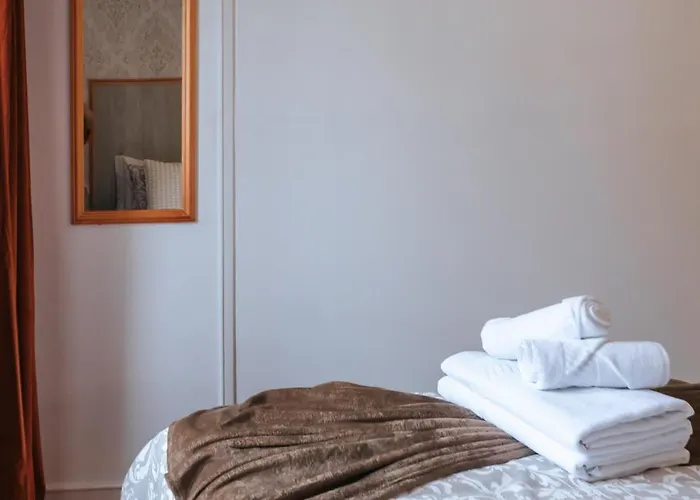 Проживання в сім'ї Aquilla Family 304